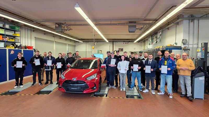 Ende Januar stand für die angehenden Kfz-Mechatroniker aus dem Bereich der Kfz-Innung Daun-Prüm die letzte Etappe ihrer Ausbildung an: die Gesellenprüfung. Der Theorieteil fand in der Berufsbildenden Schule in Prüm statt, praktisch geprüft wurde an der Berufsbildenden Schule Vulkaneifel in Gerolstein. Vor dem Gesellenprüfungsausschuss der Innung haben insgesamt 16 Prüflinge ihre Prüfung erfolgreich bestanden – zwölf von ihnen als Kfz-Mechatroniker mit dem Schwerpunkt Personenkraftwagen und vier mit dem Schwerpunkt Nutzfahrzeuge. Bei der Übergabe der Prüfungsbescheinigungen waren neben Obermeister Stefan Brodel auch die Prüfer dabei.  (Bild: BBS Vulkaneifel)