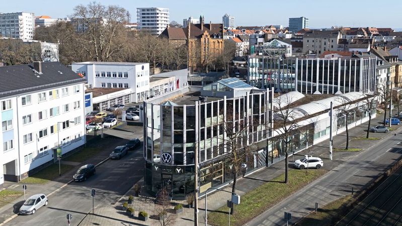 Die Glinicke-Gruppe hat am Traditionssitz am Kasseler Königstor Dienstleistungsbereiche zentralisiert. Gleichzeitig ist die Cupra-Garage anstelle des Bike-Stores eingezogen. Zudem entsteht hier ein „City Store“-Konzept für VW.(Bild:  Glinicke)