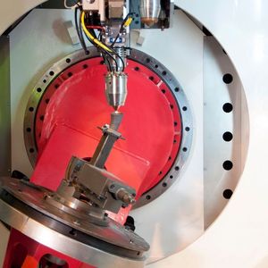 „Mobile“ und „Magic 2.0“ sind 5-Achs-Maschinen mit CNC-Steuerung, die nach dem Laser Metal Deposition (LMD)-Verfahren arbeiten und in Zusammenarbeit mit dem französischen Maschinenbaukonzern Fives speziell für Industriekunden konzipiert wurden.