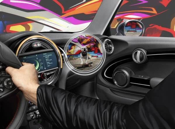 Der virtuelle Blick durch Fahrzeugteile (wie A-Säule, Türen, etc.) macht verdeckte Bereiche sichtbar. (Bild: BMW)