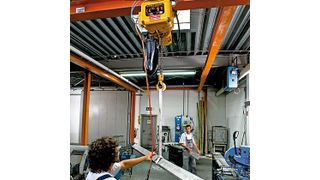 Bild 1: Der Sägebereich ist mit einem Kran überspannt. Als Kranfahrwerke werden unfallsichere Elektrokettenzüge des Typs ER eingesetzt, die den Transport des Langgutes zur Säge übernehmen. (Archiv: Vogel Business Media)