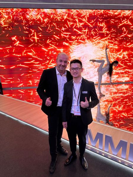 Adrian Hanslik und Kevin Cheng (Dahua) haben eine funkelnde Show auf ihrem Stand. (Bild: Vogel IT-Medien GmbH)