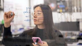 Empa-Forscherin Jimeng Wu hat mit einer virtuellen Maus eine Alternative zu Tierversuchen geschaffen: die KI-unterstützte Maus kann berechnen, welche Nanopartikel in die Lunge, die Nieren, die Leber und die Milz einer Maus gelangen und wo sie sich ansammeln. (Bild: Empa)