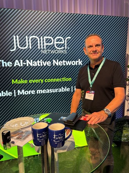 Am Stand von Juniper Networks informierte Karl-Heinz Lutz interessierte Teilnehmende über die Netzwerklösungen.   (Bild: Vogel IT-Medien)