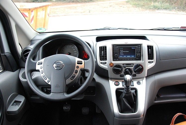 Ein bisschen Plastik-Alu als Schminke macht zwar noch kein Premium-Cockpit, aber die Ausstattung und Verarbeitung stimmt. (Foto: Rosenow)