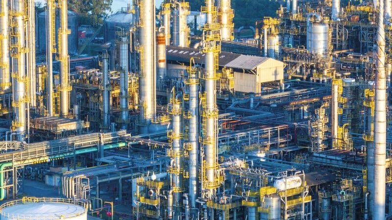Stimmt die (Lösungsmittel-)Bilanz? Die neue BImSchV verlangt jetzt neben der behördlichen Prüfung die Feststellung der Richtigkeit durch eine unabhängige Stelle. (Bild: © AmazingAerialAgency - stock.adobe.com)