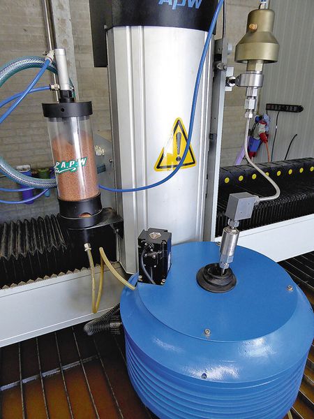 Der 3D-Kopf an der APW-Europe-Wasserstrahlschneidmaschine mit dem Abrasivmaterialbehälter. (Bild: Kuhn)