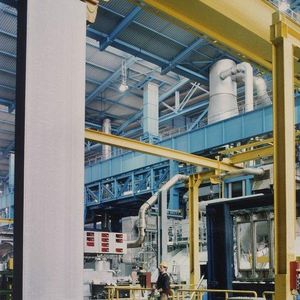 Das Aluminium wird geschmolzen und anschließend in bis zu 9 m lange Walzbarren gegossen. Bild: Aluminium Norf