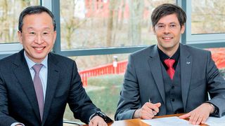 Ph. D. Seh-Woong (S.W.) Jeong, Executive Vice President Samsung SDI (links) und Dr. Hartung Wilstermann, Executive Vice President E-Solutions & Services bei Webasto (rechts) unterzeichnen den "Letter of Intent". (Webasto)