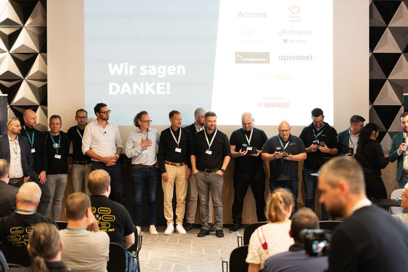 Ehrung der Dozenten des Synaxon Managed Services Summits (v.l.): Francesco Dibartolo (N-able), Björn Friedrich (Vectano), Christian Goebel (Q-Data Service), Sascha Trunte (Trunte.it ), Ralph Friederichs (Cyberdyne IT), Frank P. Judas (FPJ Media & IT), Daniel Langenbach ( ITs-plus), Sven-Jendrik Timmermann (SJT Solutions), Stanislaw Friesen (Stan-IT), Felix Köhler (Felements), Frank Neumann (EDV Neumann), Michael Kinze (Comtwentyone), Markus Fritz (Acronis) (Bild: Synaxon)