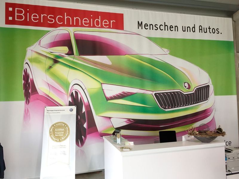 Dass man sich im Skoda- und Seat-Gebrauchtwagenzentrum des Autohauses Bierschneider befindet, wird spätestens beim Blick auf dieses Wandplakat deutlich. (Faust / »kfz-betrieb«)