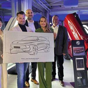 Offizieller MG-Start: (v.l.) MG-Vertreterin Hong Ye, Graf-Hardenberg-Geschäftsführer Sebastian Sauerbrunn, Niederlassungsleiter Joachim Hafner, Maike Eberwein, Patrice Vesseur (beide MG).(Bild:  Graf Hardenberg)