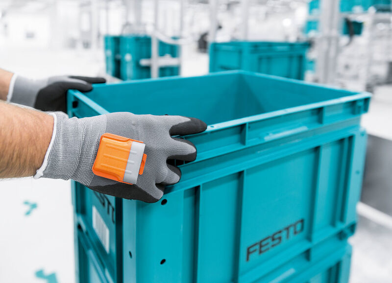 Die Routenzugfahrer können dank Pro-Glove beide Hände zum Be- und Entladen der Behälter zu nutzen und dadurch ergonomischer arbeiten.  (Festo AG & Co. KG)