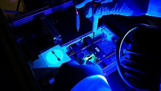 Das neue Farbstoffmolekül bringt überall dort große Vorteile, wo jederzeit die Belastung und damit auch die Integrität des Materials überwacht werden muss. Im mechanischen Experiment unter Verwendung eines Testkörpers ist die stufenlose Abbildung von verschieden großen Kräften gelungen. (TU Chemnitz)