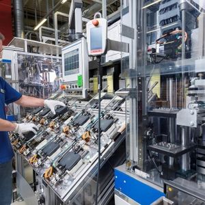 ESP – eine einmalige Erfolgsgeschichte: Bosch hat seit dem Serienstart 1995 mittlerweile mehr als 100 Millionen Systeme gefertigt. In Europa sind 2014 bereits 84 Prozent aller Neufahrzeuge mit dem Schleuderschutz ausgestattet, weltweit sind es 59 Prozent.