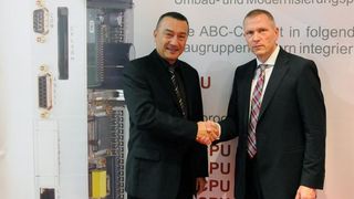 Geschäftsführer besiegeln die Kooperation: Wernfried Ahrens (ABC IT) und Peter Jung (Aprotech) (Archiv: Vogel Business Media)