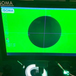 Blick auf das „magische“ Fadenkreuz namens Mag+ des Miniscope von Isoma, das zur automatischen Kantenerkennung dient.(Bild:  Isoma)