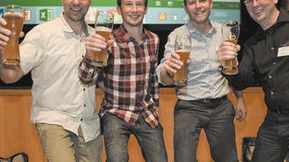 Ein Tänzchen in Ehren: Nach dem anstrengenden Kickerturnier ist erst einmal eine Abkühlung angesagt. (Elisabeth Wiesner)