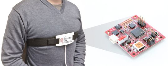 Kaum wahrnehmbare Sensoren: Sie lassen sich in einen Brustgurt einbauen oder am Armgelenk als Uhr tragen, um Atembewegungen oder Stürze pflegebedürftiger Menschen zu erkennen(Hochschule Darmstadt)