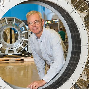 Dr. Michael E. Casey: Gestochen scharfe Bilder machen Krankheiten sichtbar – Positronen-Emissions-Computertomographen (PET-CTs) werden in Zukunft viel zur Entwicklung von Diagnosemöglichkeiten beitragen können. Davon ist Michael Casey (60) überzeugt. Der Entwickler hat zahlreiche Erfindungen im Bereich der PET-CTs auf den Weg gebracht, die vor allem den Bildaufbau beschleunigt und die Bildschärfe verbessert haben. Er arbeitet bei Siemens Healthcare in Tennessee, USA.