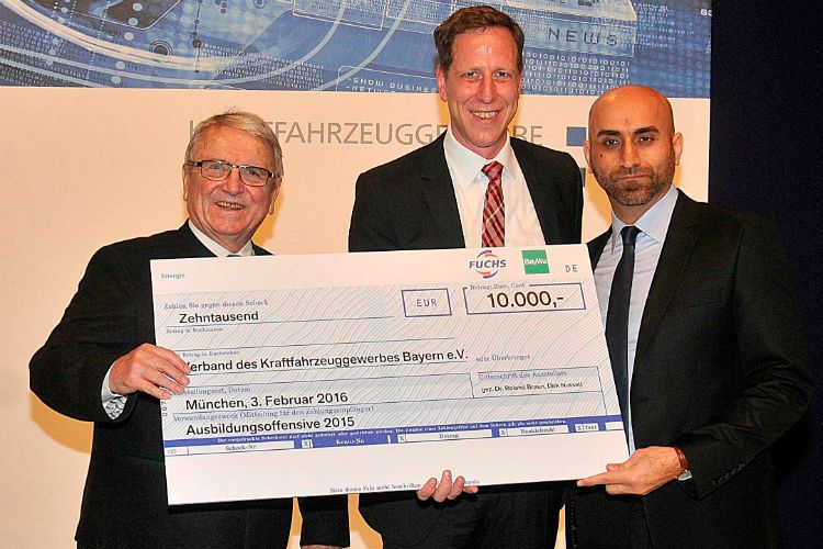 Großzügige Spende für die Ausbildung: (v.li.) Klaus Dieter Breitschwert (Kfz-Gewerbe Bayern), Roland Braun (Baywa) und Johannes Kahn (Fuchs Schmierstoffe).  (Foto: Zietz)