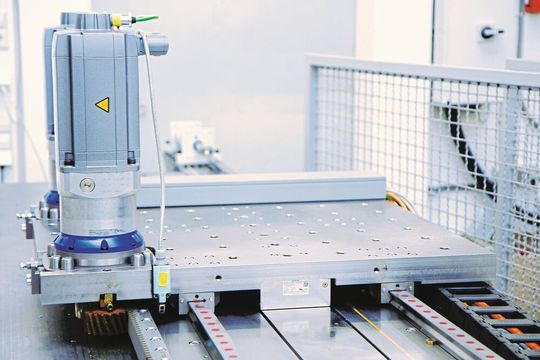 Bild 1: Am Institut für Steuerungstechnik (ISW) der Universität Stuttgart forscht man an einem regelungstechnischen Verfahren zur Störgrößenschätzung und deren Kompensation durch MEMS-Beschleunigungssensoren. Hier der Versuchsstand. Bild 1: Am Institut für Steuerungstechnik (ISW) der Universität Stuttgart forscht man an einem regelungstechnischen Verfahren zur Störgrößenschätzung und deren Kompensation durch MEMS-Beschleunigungssensoren. Hier der Versuchsstand.