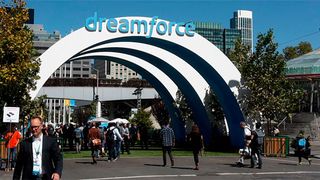 Mega-Event von Salesforce in San Francisco: Der Bogen über dem Eingang zum Dreamforce-Campus, der alle drei Moscone-Center-Hallen umfasste. Dort fanden dieses Jahr rund 170.000 Besucher Platz. ( © Michael Matzer)