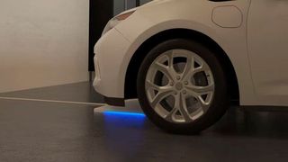 Die Ladeplatte soll dem Fahrer Komfort bieten: Er fährt sein Auto einfach über die Ladeplatte am Boden – und schon startet der Ladevorgang automatisch. (Witricity)
