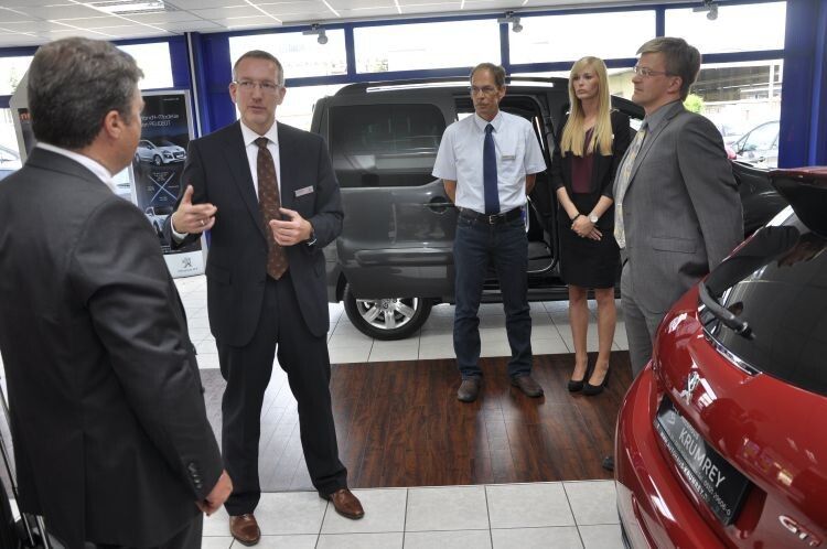 Die Krumrey-Mannschaft beschreibt Jury-Mitglied Achim Kreyenpoth (BDK, li.) die Onlineprozesse im Unternehmen. (Foto: Richter)