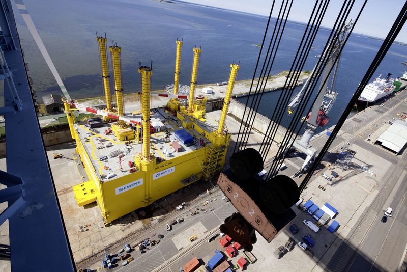 Siemens arbeitet derzeit an vier HGÜ-Plattformen - HelWin1 ist die kleinste davon. Die Einzelanfertigung wiegt mehr als 20 beladene und vollgetankte Großraumflugzeuge des Typs Airbus A380. Sie ist 75 Meter lang und 50 Meter breit, was einer Grundfläche von 3.750 Quadratmeter entspricht. Damit ist sie größer als ein halbes Standard-Fußballfeld (7.140 Quadratmeter). Auf eine Gesamthöhe von 27 Metern verteilen sich sieben Decks. (Siemens/next step Filmproduktion)