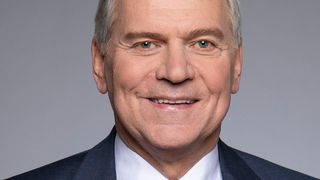 Dekra-Vorstand Clemens Klinke: „Wir brauchen eine neutrale Instanz, wenn es darum geht festzustellen, ob der Unfall durch einen Fahrer- oder Fahrzeugfehler ausgelöst wurde.“ (Bild: Dekra)