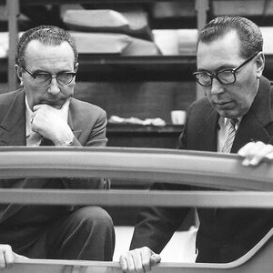 Im Jahr 1928 gründete Hub van Doorne (l.) in Eindhoven die Hub van Doorne, Machinefabriek en Reparatieinrichting. Später stieg sein jüngerer Bruder Wim mit ins Unternehmen ein.(Bild:  DAF)