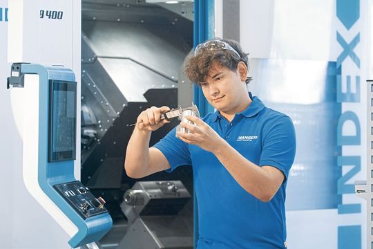Die Mitarbeiter spielen bei der August Manser AG eine wichtige Rolle. Rund zehn Prozent der Belegschaft sind Auszubildende, die praktische Drehbearbeitung an der Universaldrehmaschine «Index B400» lernen.(Bild:  August Manser AG)