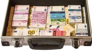 Geldwäsche kommt heute meist ohne Geldkoffer aus. Die Kriminellen haben sich neue Finanztricks einfallen lassen. (Bild: Thorben Wengert/pixelio.de)