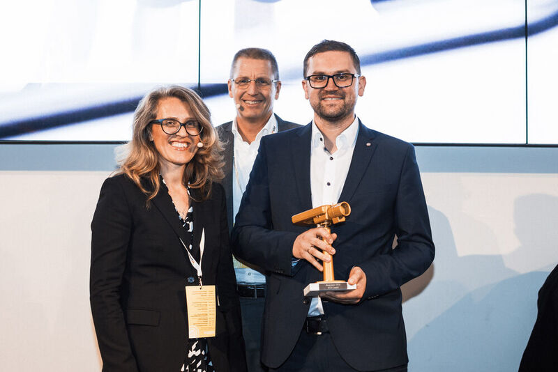 v.l. Sabina Eibel und Ray Mauritsson (beide Axis) verliehen die Awards, hier Newcomer of the Year - Alexander Iglhaut (ITES). (Axis Communications)
