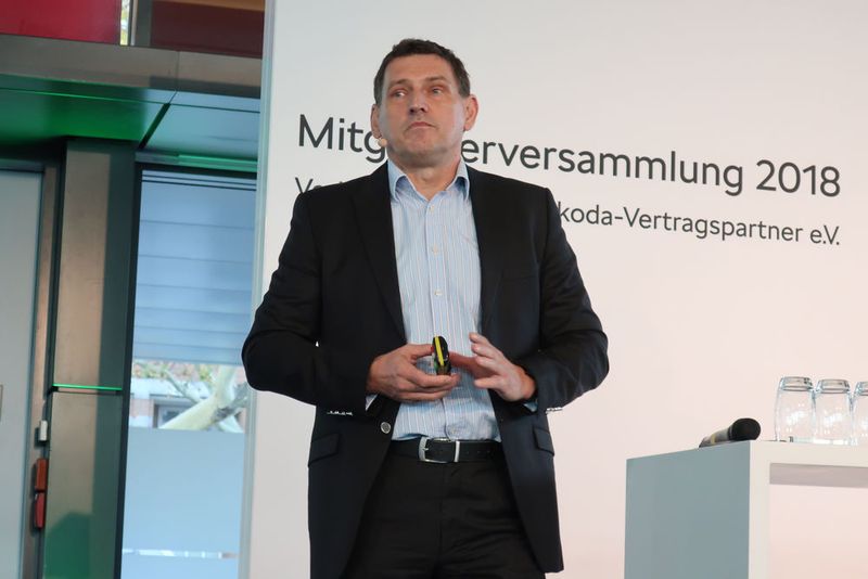 Zu einer Skoda-Verbandsveranstaltung gehören Gastredner als Impulsgeber: Ein Sprecher war Wolfram Müller, IT-Spezialist von der Dienstleistungsgesellschaft VAPS. (Bild: Grimm / »kfz-betrieb«)