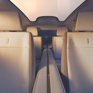 Die Mittelkonsole durchtrennt den Innenraum vollständig und verläuft auch zwischen den beiden Fondsitzen. (Bild: JLR)