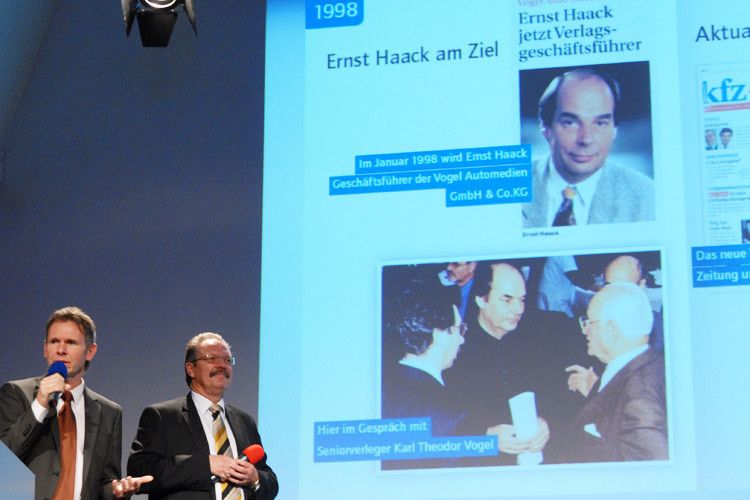 Vertriebs- und Marketingleiter Stefan Zügner (li.) und Key-Account-Manager Siegfried Rohrbach haben den Werdegang von Ernst Haack nach langen Recherchen im Archiv unterhaltsam bebildert. (Foto: Untch)