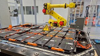Die Zerlegung ausgemusterter Elektrofahrzeugbatterien stellt automatisierte Systeme vor große Herausforderungen.  (Bild: PEM RWTH Aachen)
