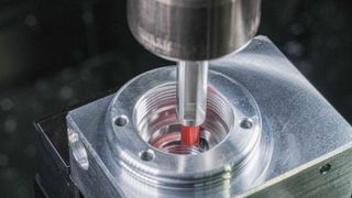 Der Bohrungsaustritt im zylindrischen Absatz mit Freistich wird im ersten Step mit dem HSD-Entgratwerkzeug mit 3,3 mm Durchmesser entgratet. Dabei wird der Grat an allen Kanten sicher entfernt. Der Restgrat, der im Freistich eventuell entstehen könnte, wird vorsorglich mit einer Keramikfaser-Oberflächenbürste des Typs BÜA11CB06M mit 6 mm Durchmesser seitlich entfernt. (Bild: Kempf)