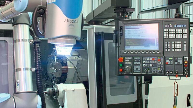 ... und der Roboterarm mit optischem 3D-Messsensor wird in die Drehmaschine manipuliert.  (Alicona)