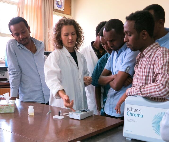 Die Bio-Analyt GmbH hat ein Instrument entwickelt, mit dem sich der Nährstoffgehalt in Lebensmitteln sowie die Nährstoffversorgung der Menschen überprüfen lässt. Hier zu sehen: die Demonstration des Testkits am Pasteur Institute im äthiopischen Addis Abeba. (Bild: Bio-Analyt)