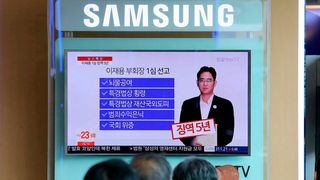 Im südkoreanischen Fernsehen wird über den Prozess gegen Lee Jae Yong, Vizevorsitzender des Smartphone-Marktführers Samsung Electronics berichtet. Der Erbe des  Samsung-Imperiums ist wegen versuchter Präsidenten-Bestechung und anderer Vergehen zu fünf Jahren Haft verurteilt worden. (Bild: Ahn Young-Joon/AP/dpa)