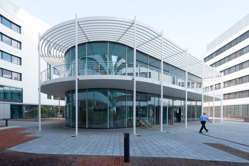 Der fünfstöckige Campus mit seiner markant geschwungenen, gläsernen Außenfassade wurde nach dem bereits an anderen Bosch-Standorten eingesetzten Konzept „Inspiring Working Conditions (IWC)“ eingerichtet.  (Bosch)