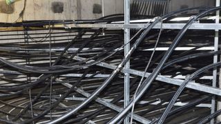 11 km PE-Rohr (25 mm Durchmesser) entladen die beiden Eisspeicher mit 350 m³ Wasserinhalt. (Bild: Waterkotte)