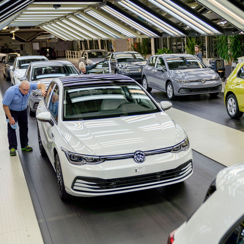 Für rund 80.000 Beschäftigte bei VW in Deutschland gilt bereits Kurzarbeit.