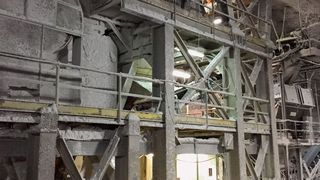 In den Lagerbehältern werden Salze mit unterschiedlichen Partikelgrößen gelagert.  (Vega)