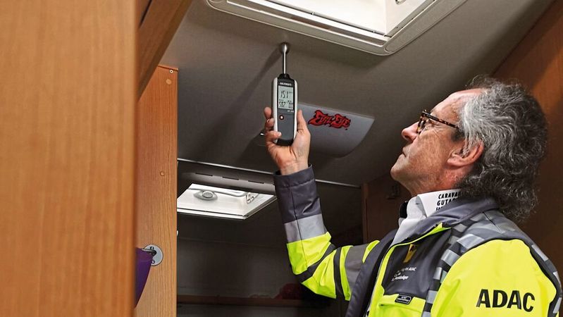 Gutachter des Caravaning Gutachter Fachverbandes prüfen Wohnmobile und Wohnwagen im Auftrag des ADAC.(Bild:  ADAC)