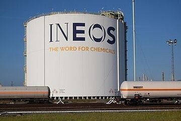 Das britische Chemieunternehmen Ineos kann die hohen Energiekosten und die Regulierungen durch die EU nicht mehr stemmen. Nun werden auch zwei Werke in Deutschland geopfert.(Bild:  Ineos)