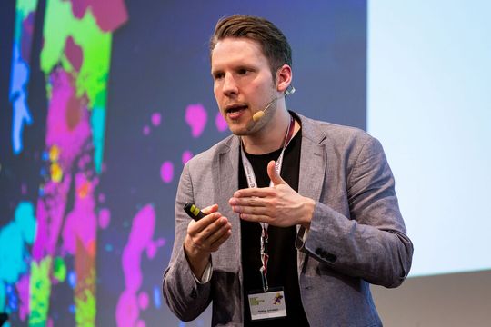 Auf dem Lead Management Summit 2018 erklärte Philipp Schubert, wie Unternehmen von Chatbots profitieren können. Auf dem Lead Management Summit 2018 erklärte Philipp Schubert, wie Unternehmen von Chatbots profitieren können.